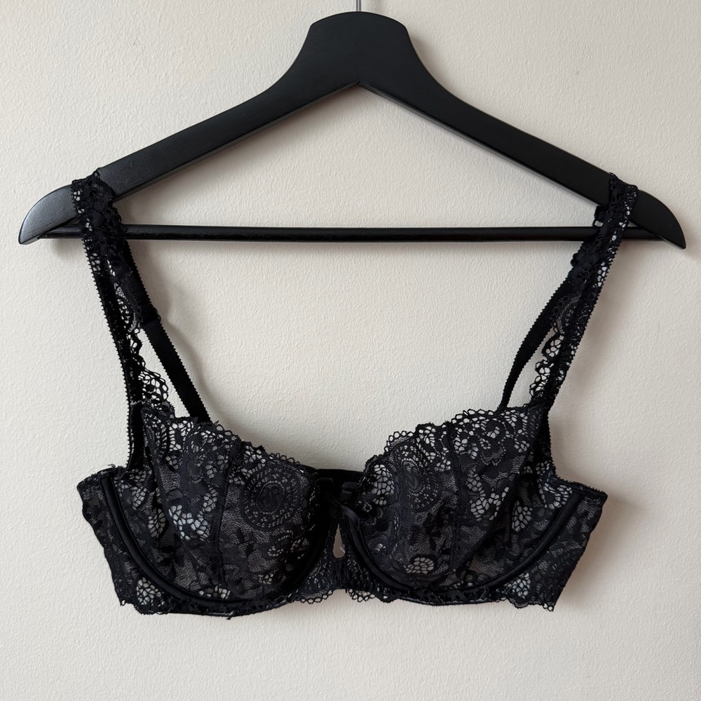 Victoria’s Secret Scalloped Black Lace Elegance Bra With Lining 36D